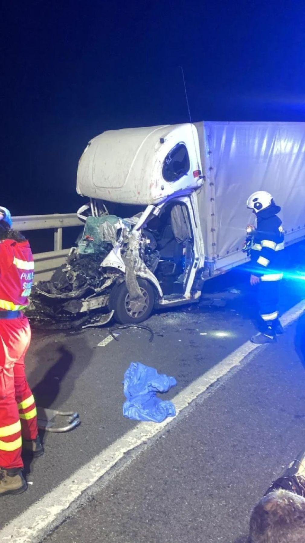 Șofer mort după ce a intrat într-un camion