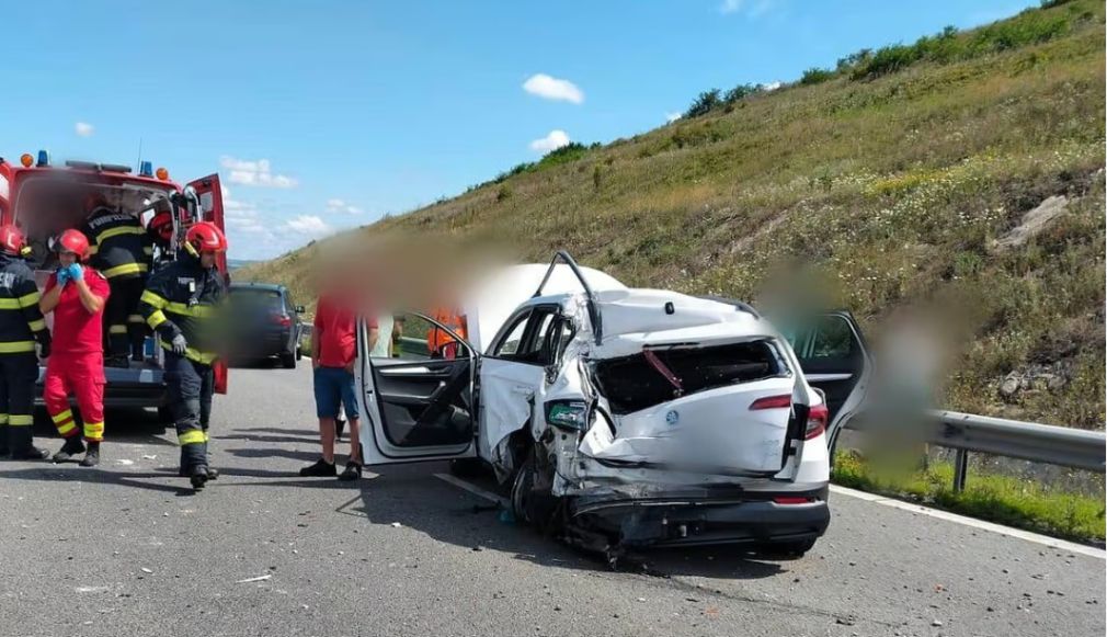 Impact între două autoturisme și un camion pe autostrada 10
