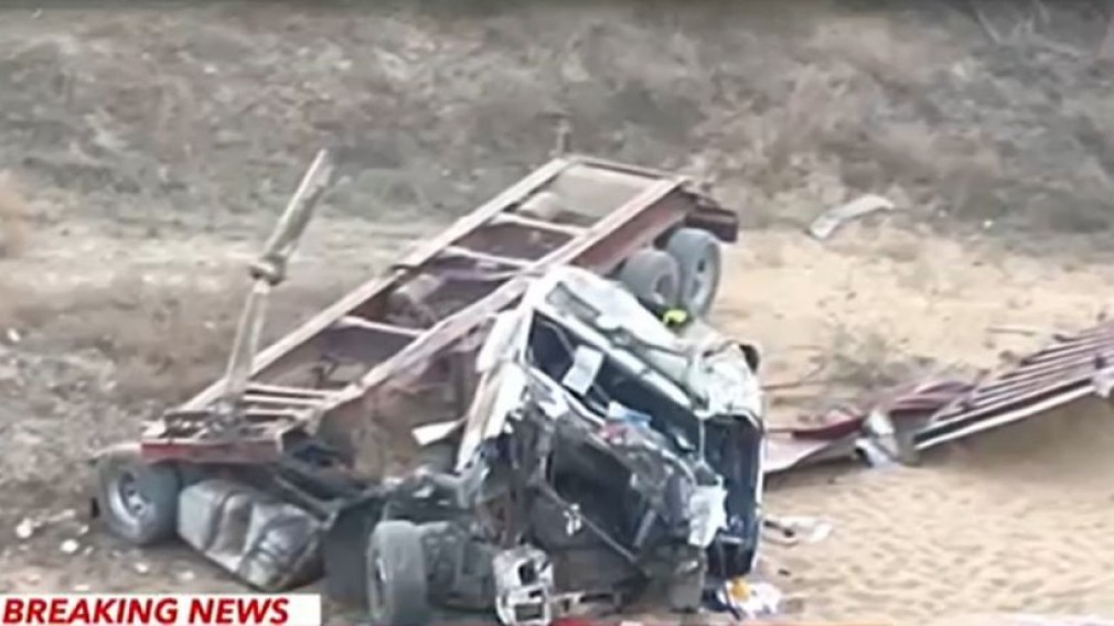 VIDEO. Un camion a trecut peste balustradă și a căzut în gol. Șoferul a murit