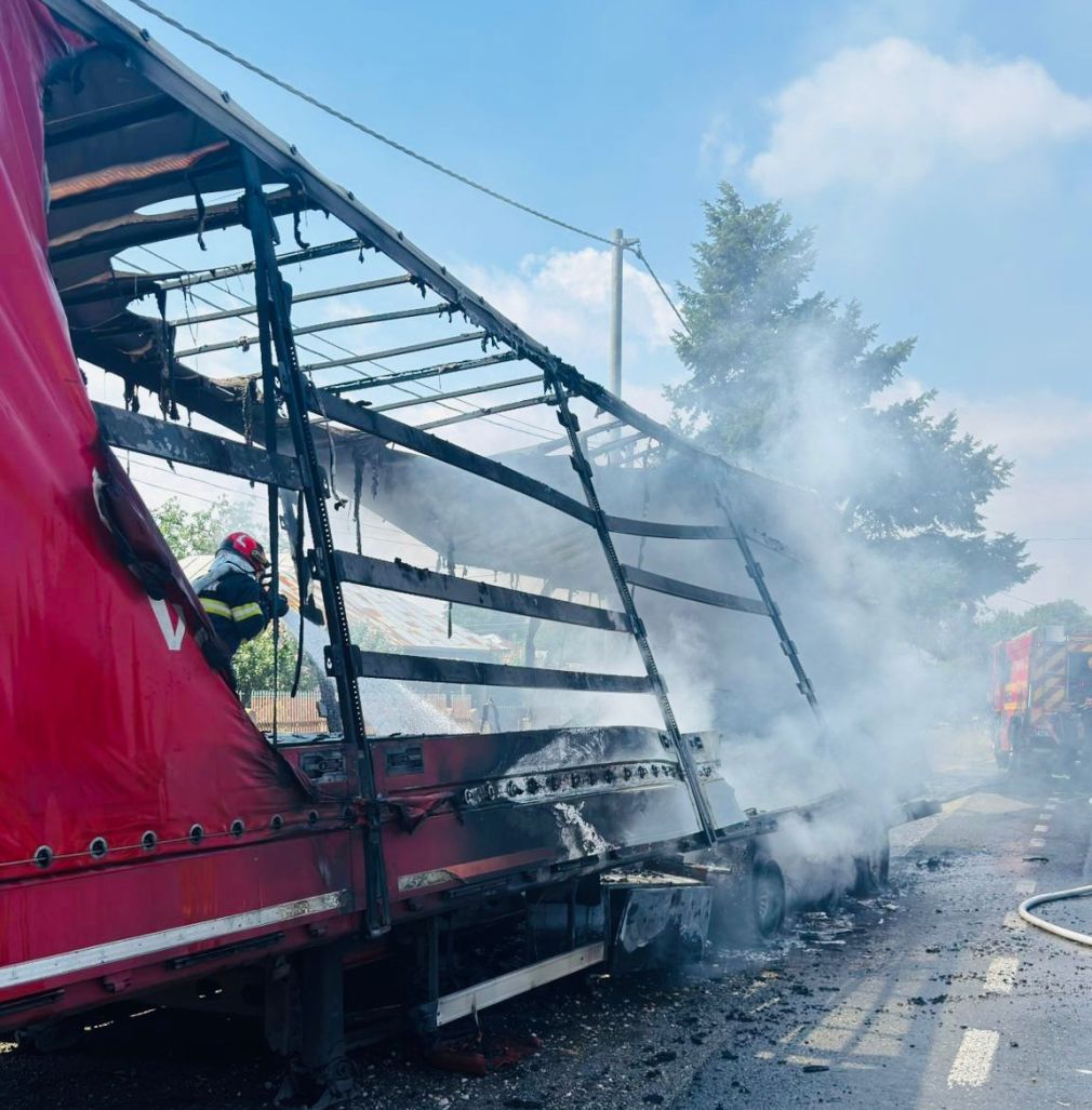 Un camion cu grinzi metalice, în flăcări