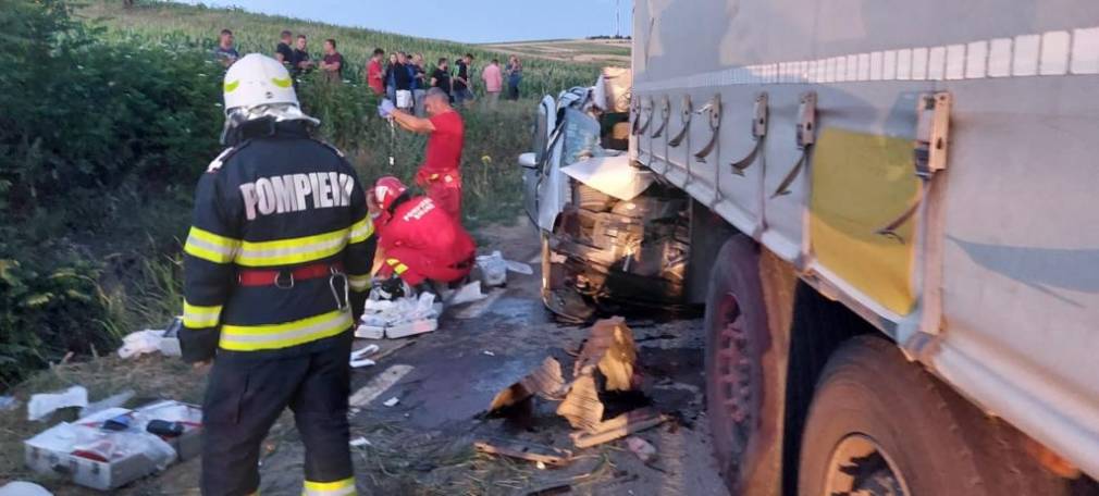 Decedați și răniți, în urma unei coliziuni între o mașină, o căruță și un camion