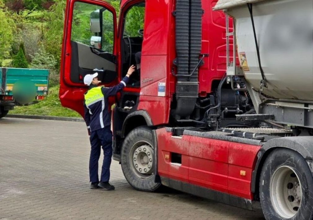 Șoferul unei cisterne cu azot lichid, prins de polițiști când fuma în cabină
