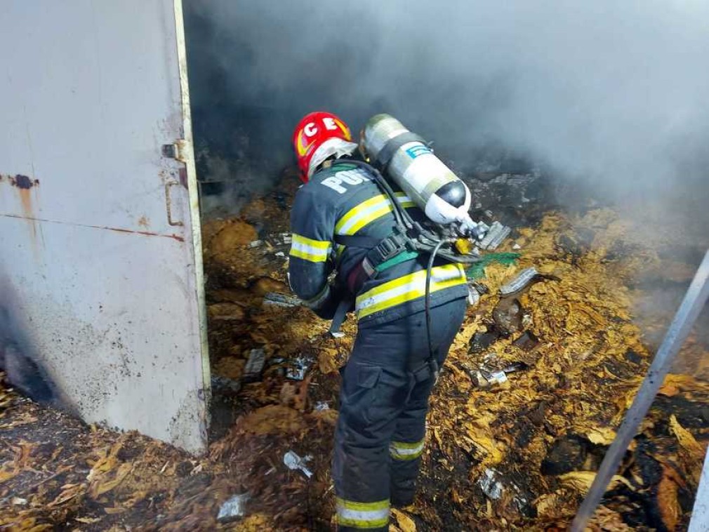 VIDEO Incendiu în Vama Giurgiu, în magazii în care sunt depozitate tutun și textile