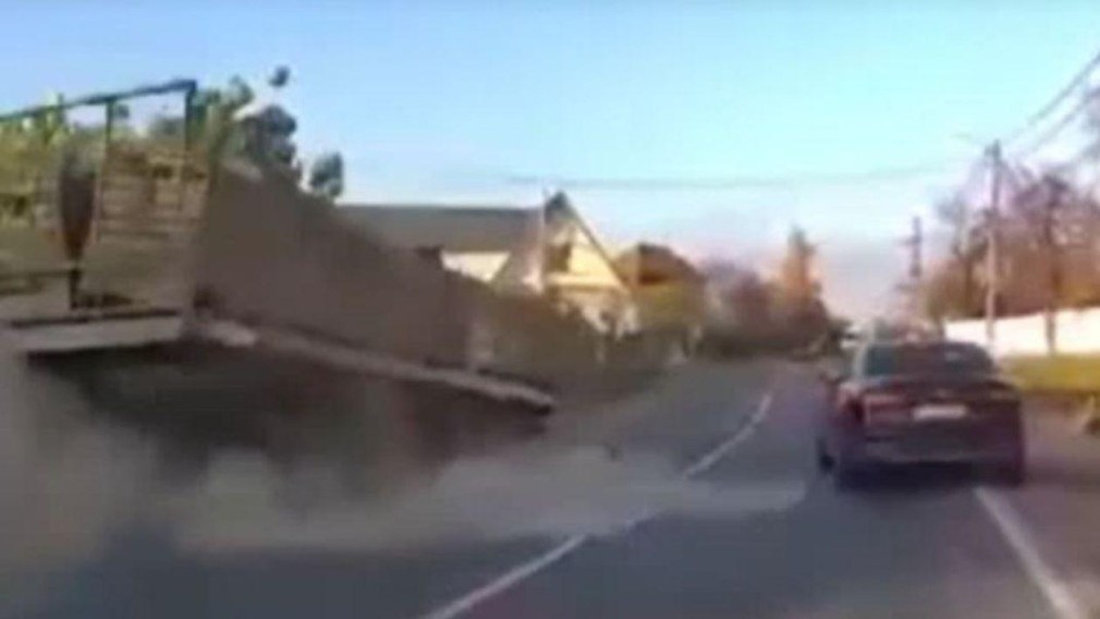 Un tractor care transporta varză lovit de un camion aflat în depășire