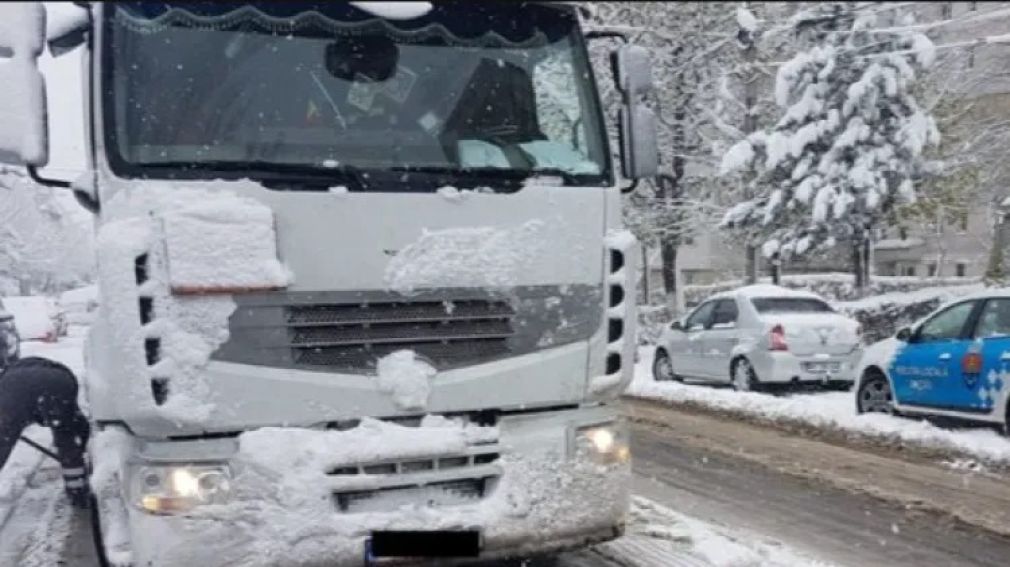 Un camion a fost blocat din cauza unei mașini parcate pe trotuar