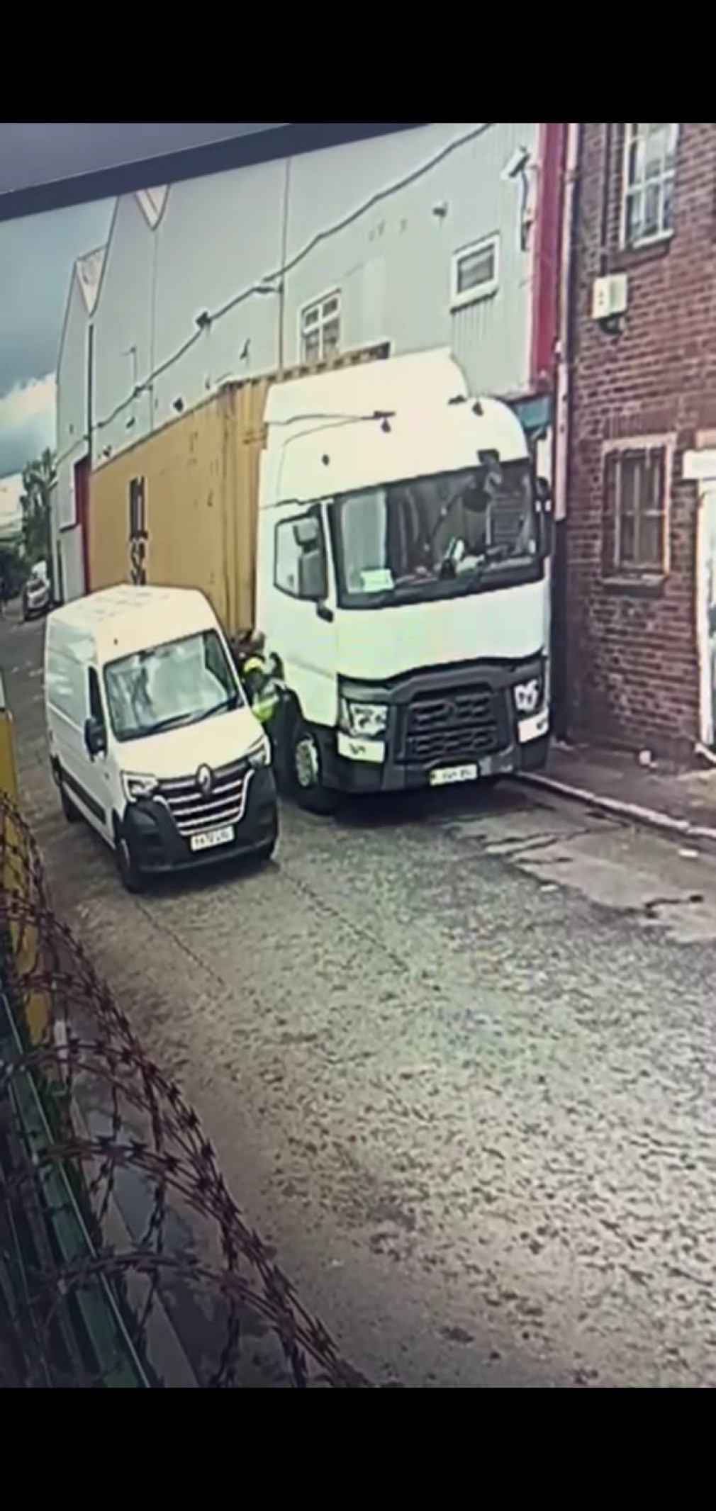 VIDEO Cum a fost jefuit un șofer de camion în Marea Britanie în timp ce lăsa niște acte