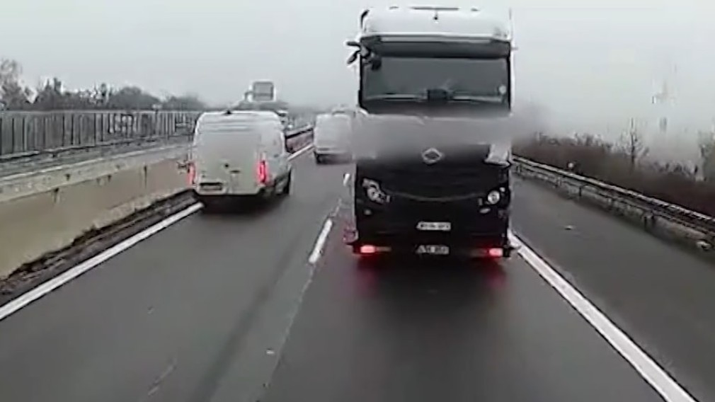 VIDEO VIRAL Camion se prăbușește pe autostradă după ce a fost greșit încărcat
