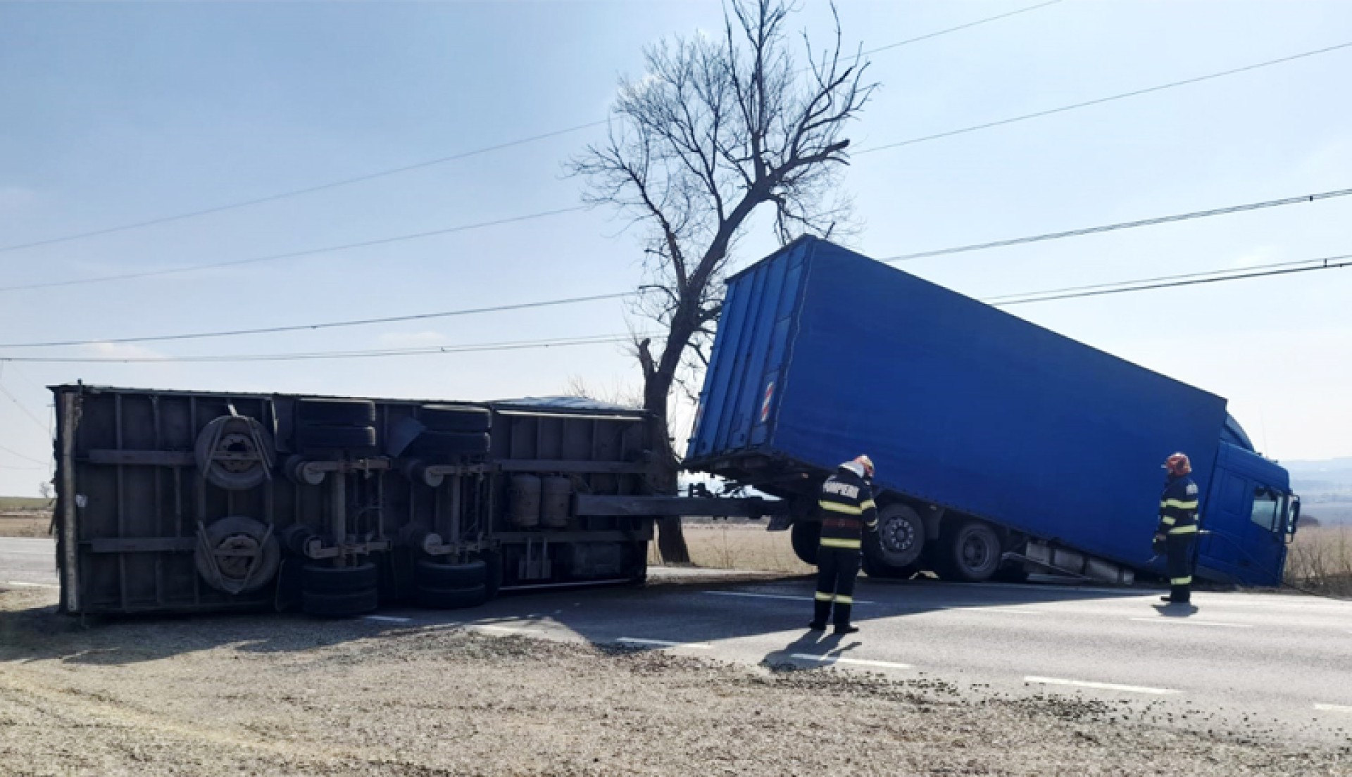 VIDEO. Camion cu ajutoare pentru Ucraina, răsturnat pe DE 85, la Miroslovești