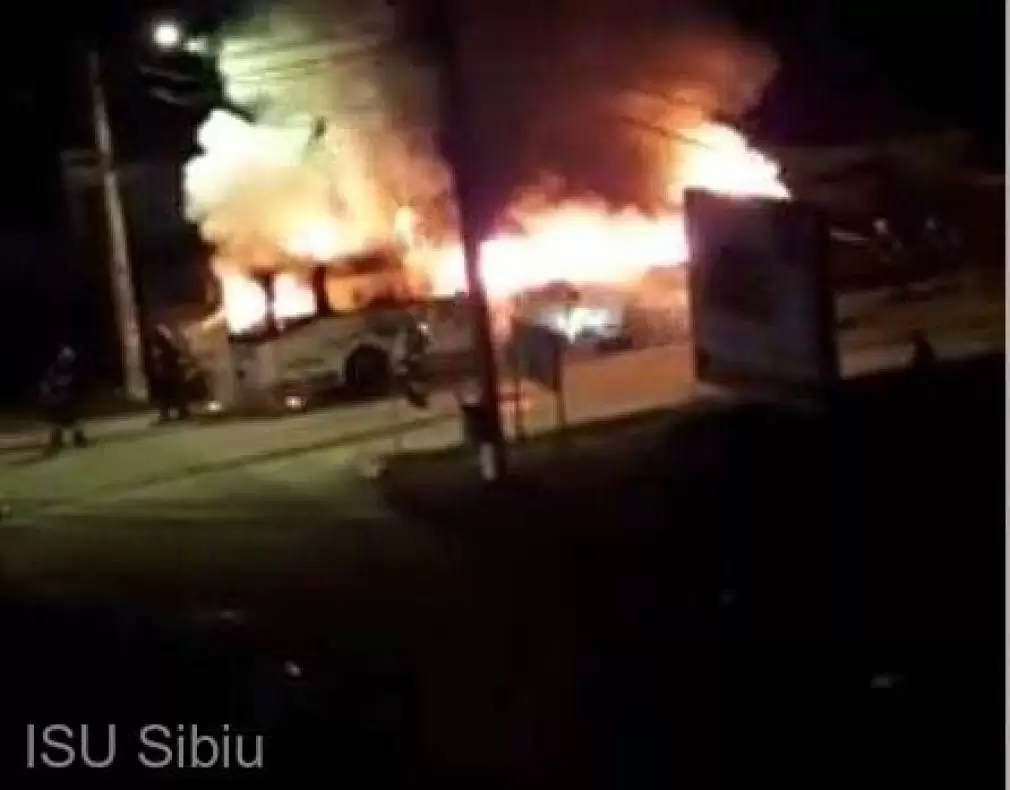 Un autocar cu peste 30 de pasageri a ars pe DN14
