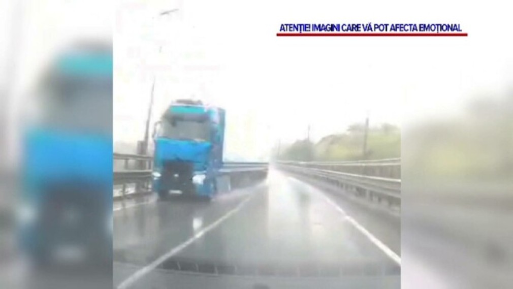 Video. Suceava. Un autoturism era să fie măturat de pe șosea de un camion ucrainean