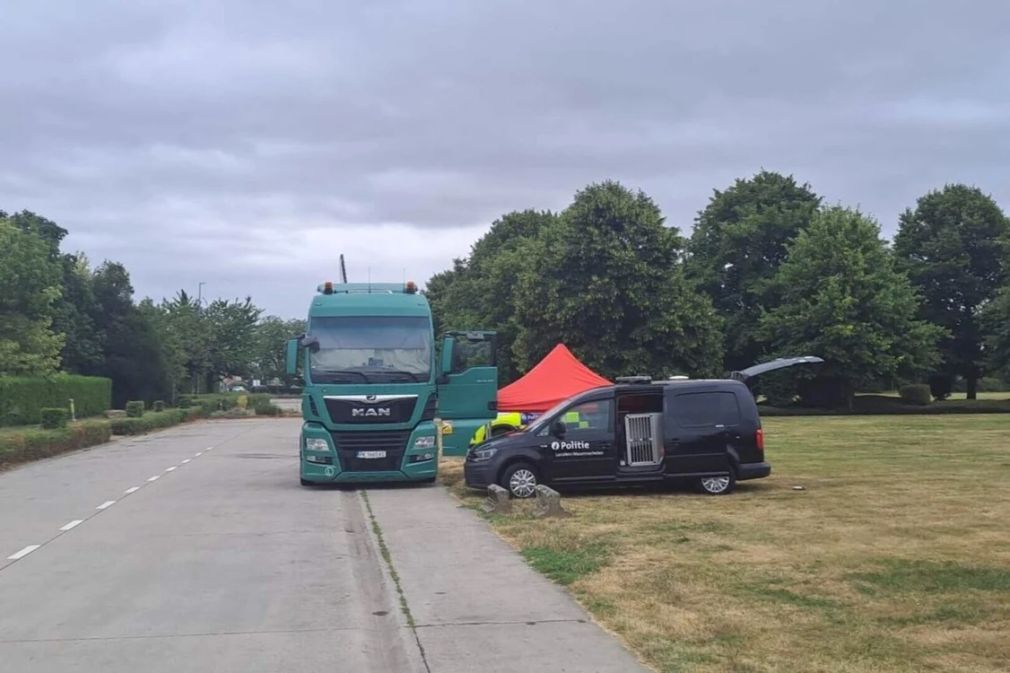 Șofer găsit mort într-un camion cu numere de România