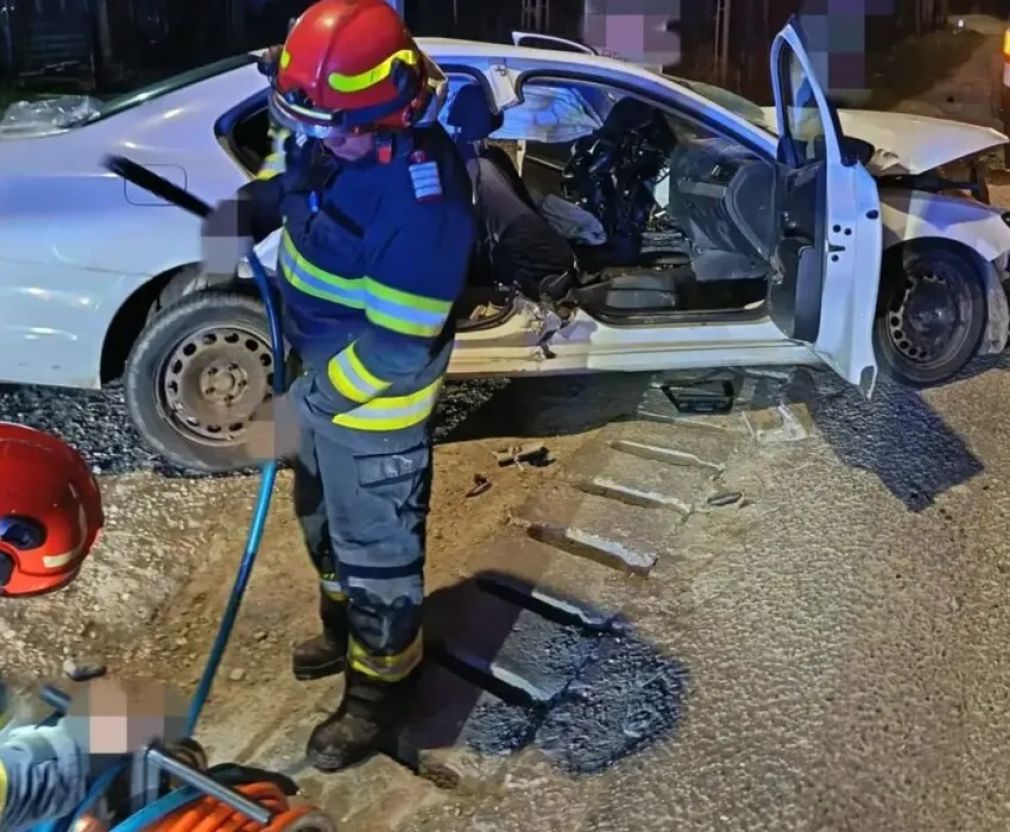 Trei tineri au ajuns în stare gravă la spital după un accident de camion