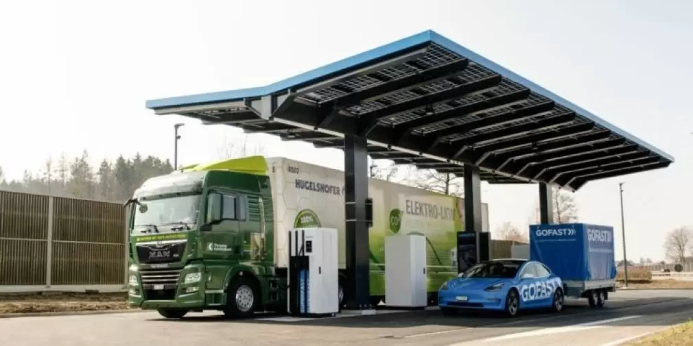 Autostrăzile vor avea stații de încărcare electrică la fiecare 60 de km