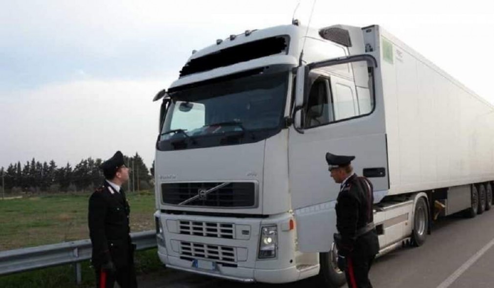 Italia: Fals șofer profesionist român, prins de polițiști