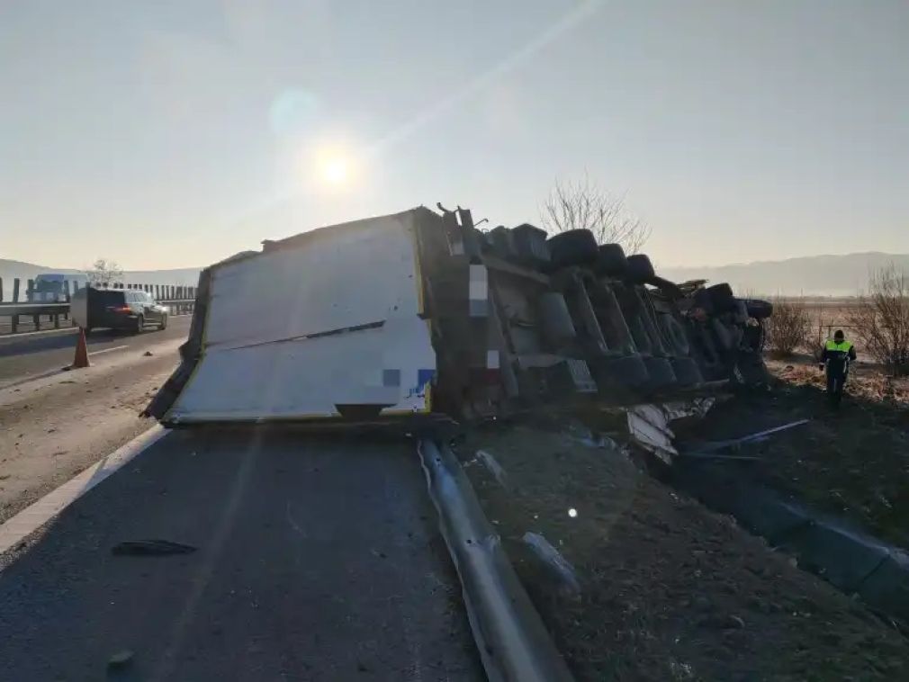 Un camion a intrat într-o mașină a drumarilor. Sunt 4 răniți