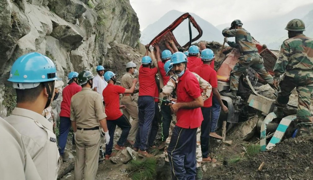India. Un camion, un autocar şi mai multe autoturisme, îngropate de alunecările de teren