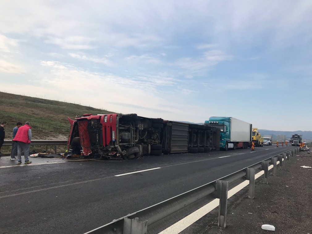 Camion, răsturnat pe autostrada A1. Traficul a fost oprit în urma accidentului