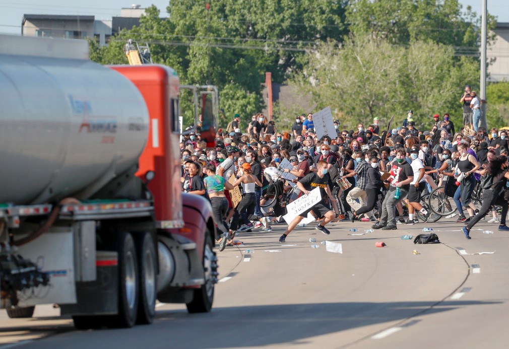 VIDEO. Un camion a forţat trecerea printre manifestanţii din SUA. Șoferul, rănit și arestat