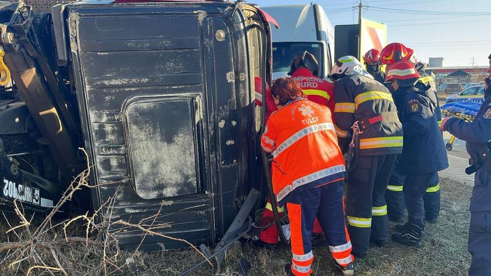 VIDEO Camion răsturnat la Tulcea. Șoferul e încarcerat