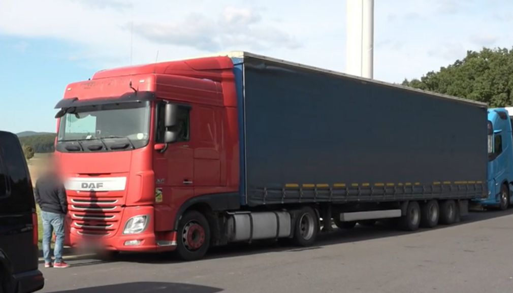 Un șofer român de camion și-a înscenat un jaf în Slovacia. A fost arestat