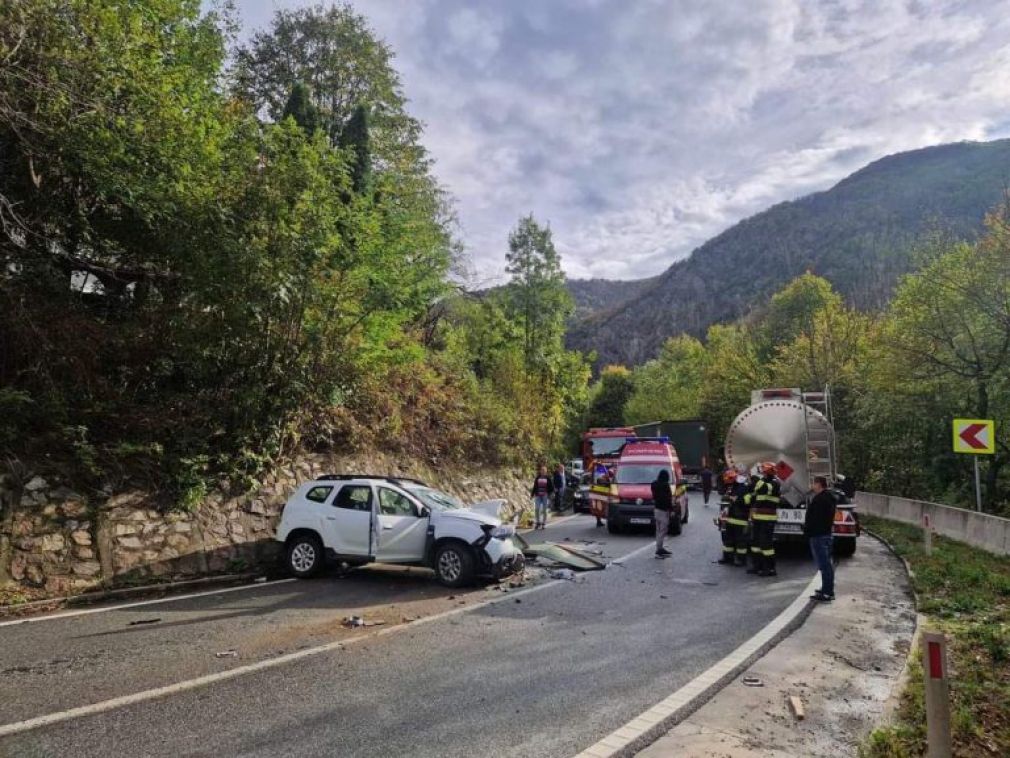 Un camion a ciocnit un Duster