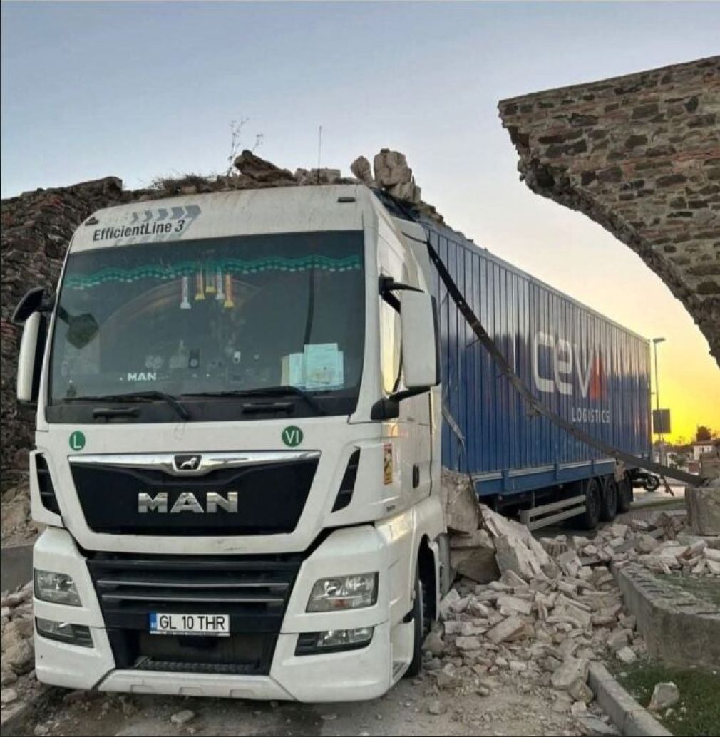 VIDEO Un camion românesc a făcut praf un monument istoric vechi de 240 de ani din Spania