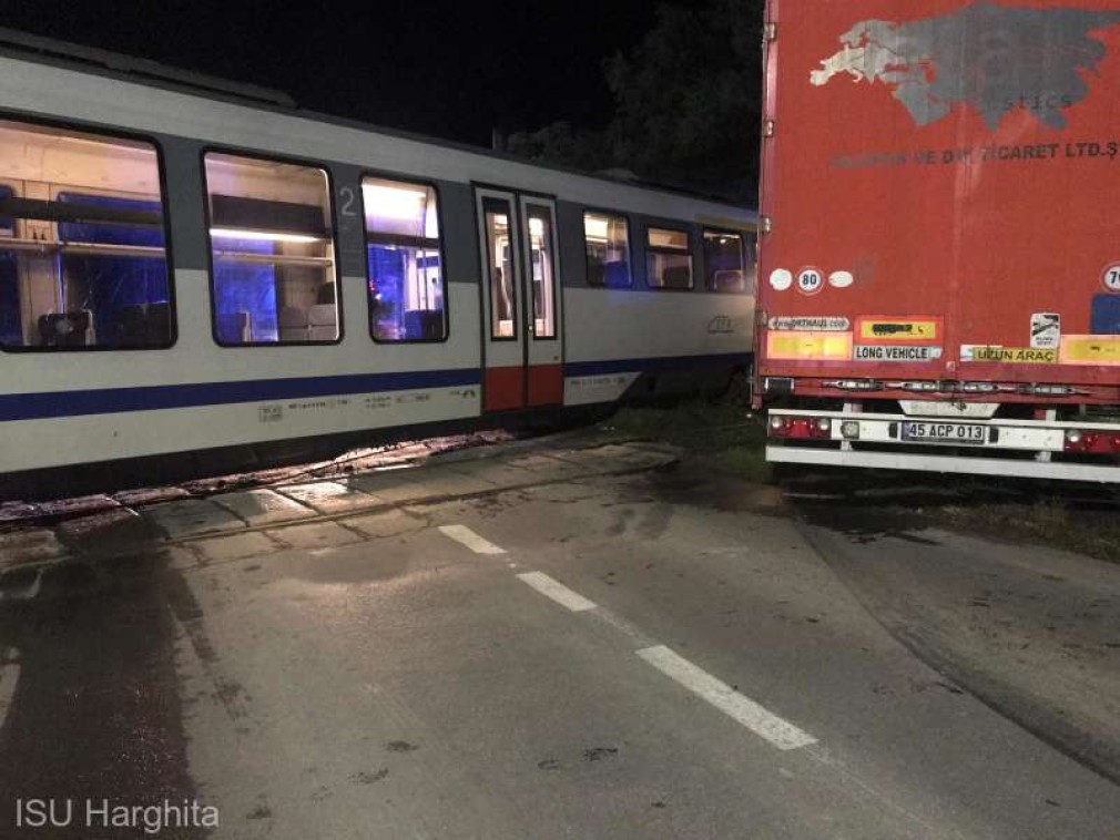 Un tren a lovit un autocamion. Două persoane, transportate la spital