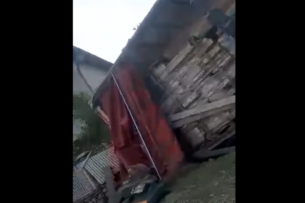 VIDEO Remorca unui camion s-a desprins și a ajuns într-o casă