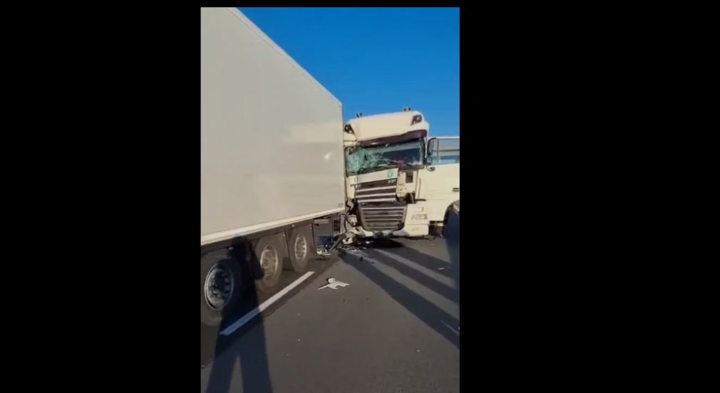 Accident cu 3 camioane pe autostrada Autostradă. O mașină a luat foc
