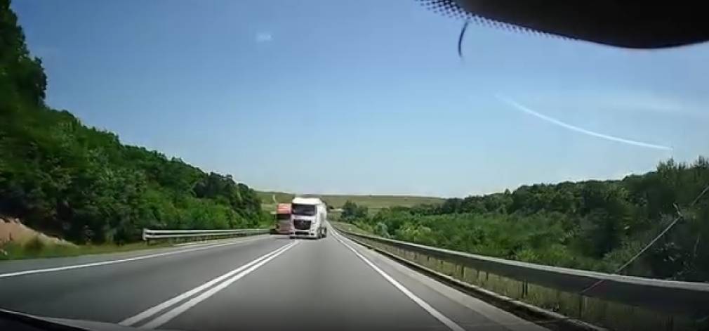 VIDEO. Cluj. Depășirea pe dublă linie continuă a unui camion era să se sfârșească tragic