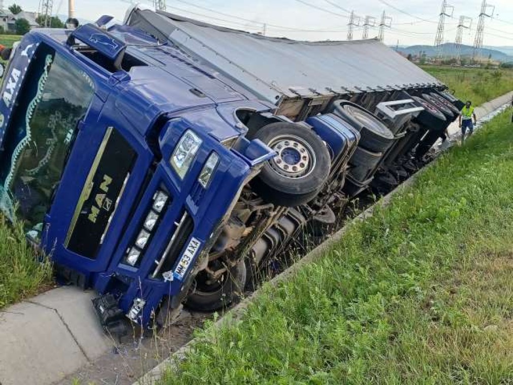Camion, răsturnat pe Centura Ocolitoare a Brașovului