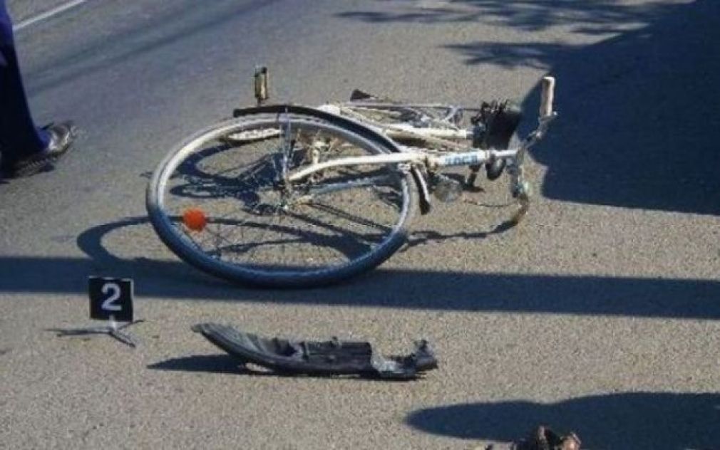 Un șofer de camion a lovit o biciclistă pe care a abandonat-o lângă spital