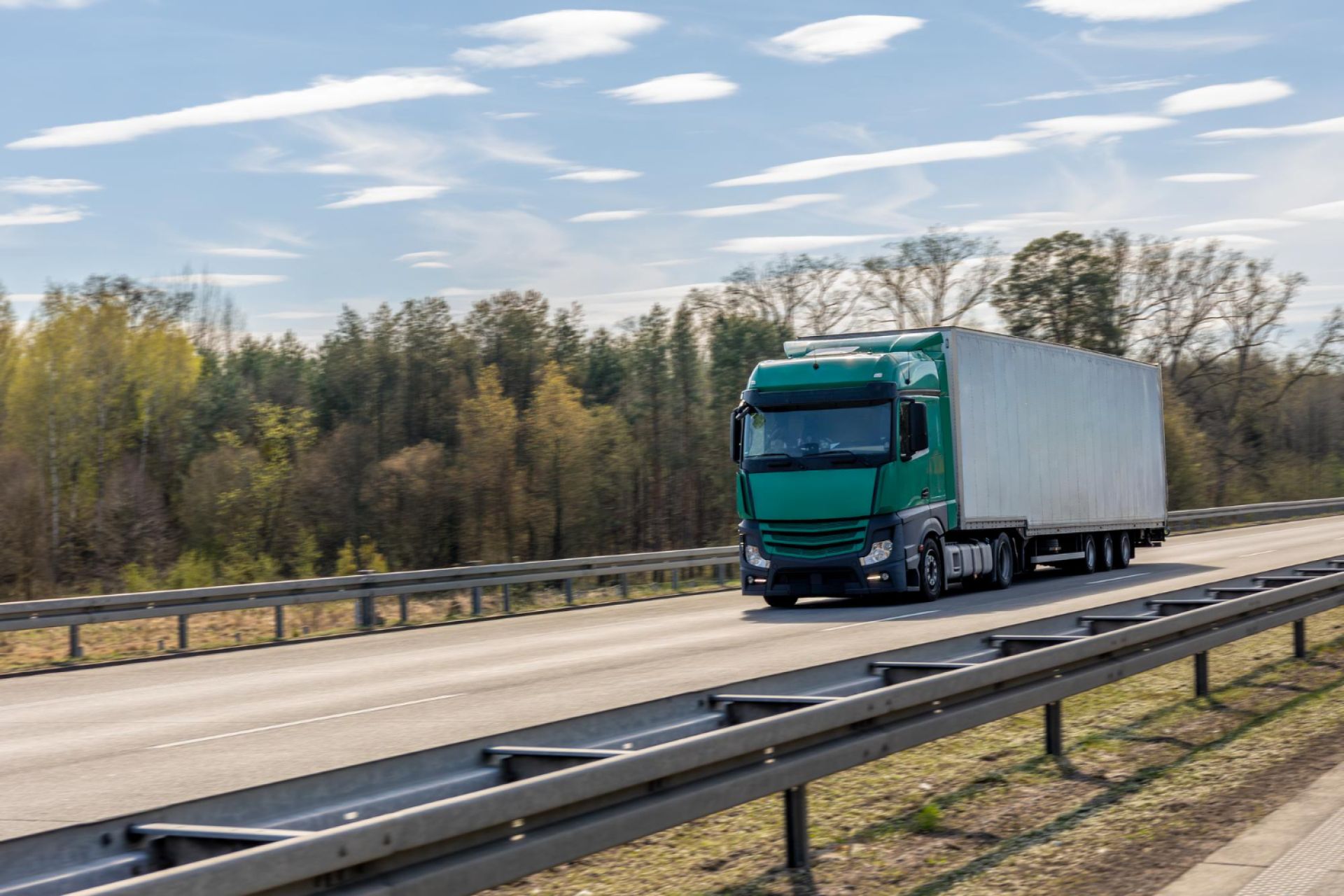 Un pieton a fost lovit de un camion