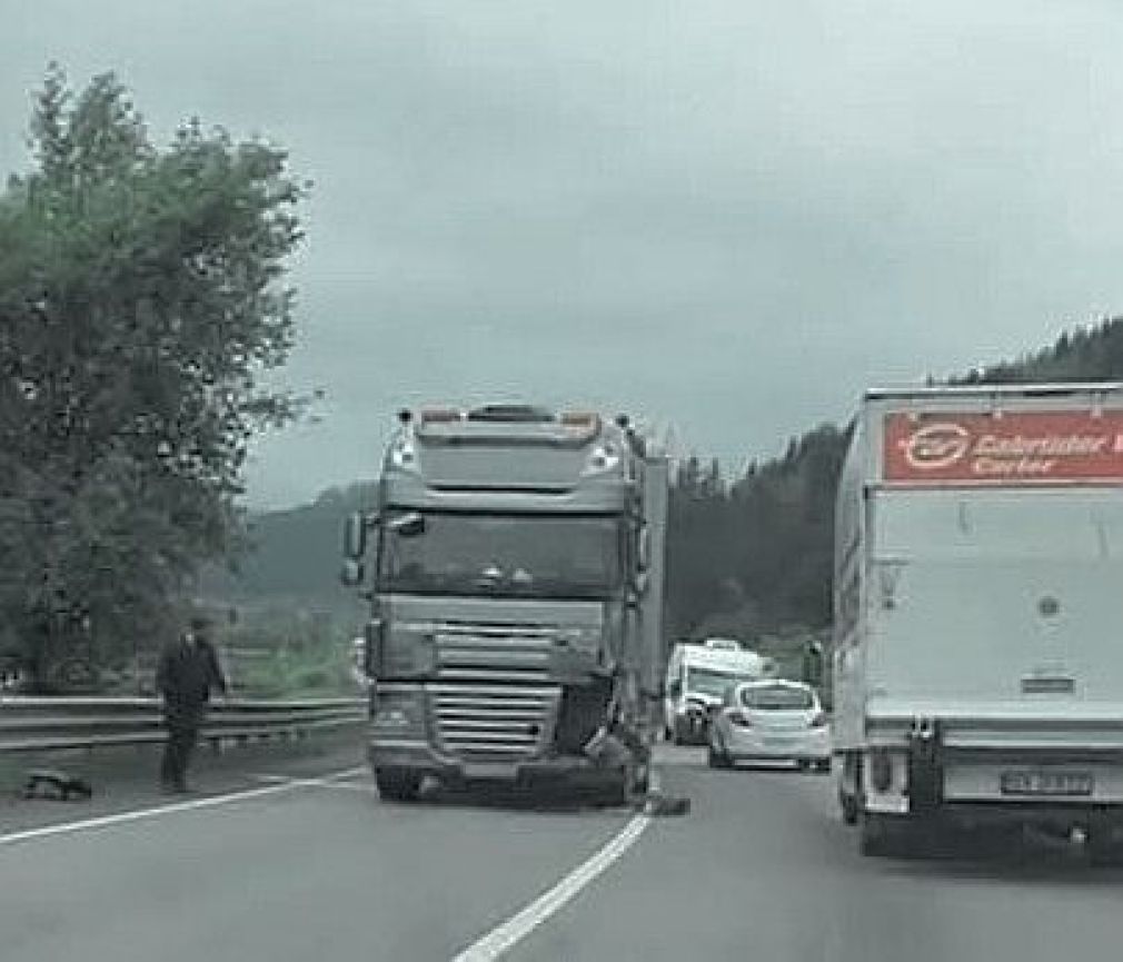 Șofer rănit după ce a intrat cu duba în camion