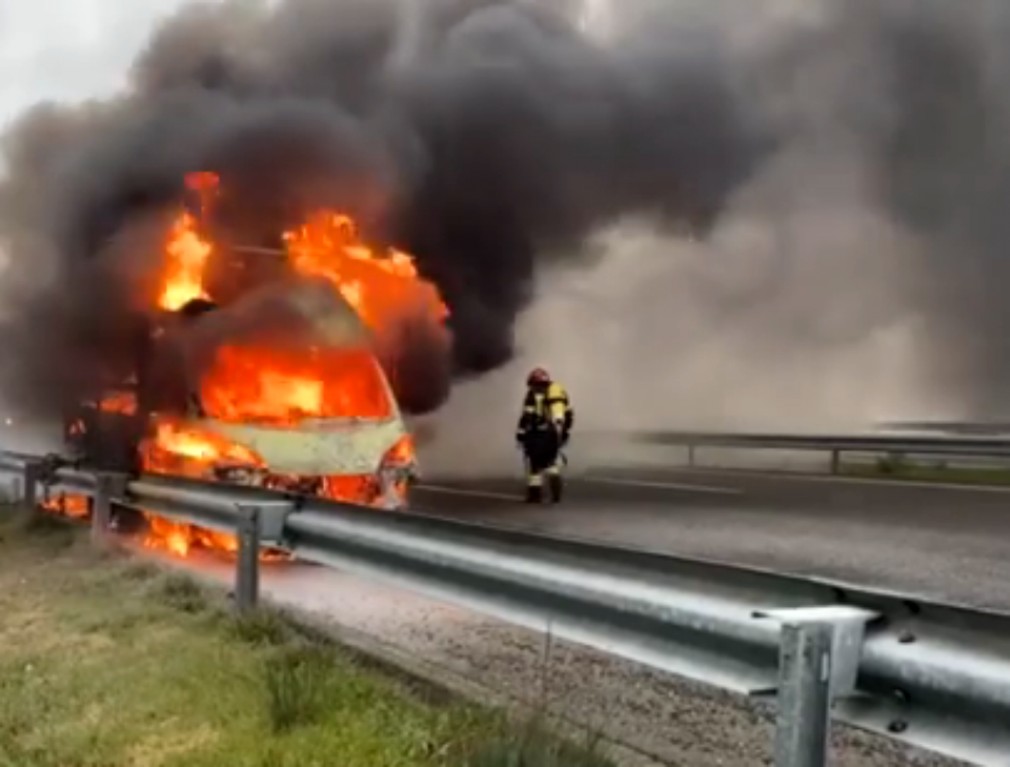 VIDEO Camionul unui șofer român a luat foc pe o autostradă din Spania