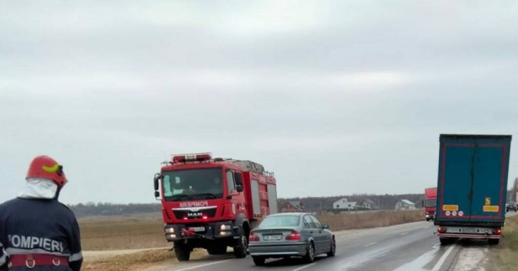 Scurgeri de motorină din rezervorul unui camion. Poliția a blocat zona