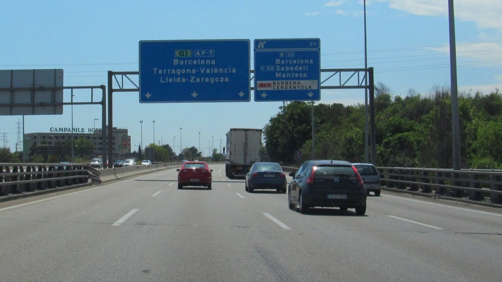 Spania renunță la taxa de pe două autostrăzi. Aproape 2000 de euro rămân în buzunarul transportatorului