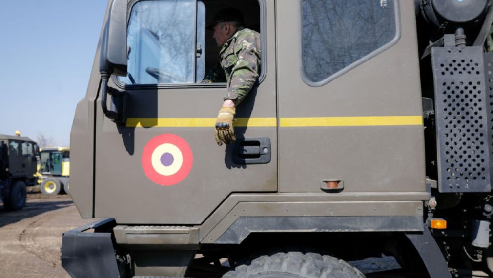 Au furat motorină dinr-un camion militar. Poliția a tras cu arma