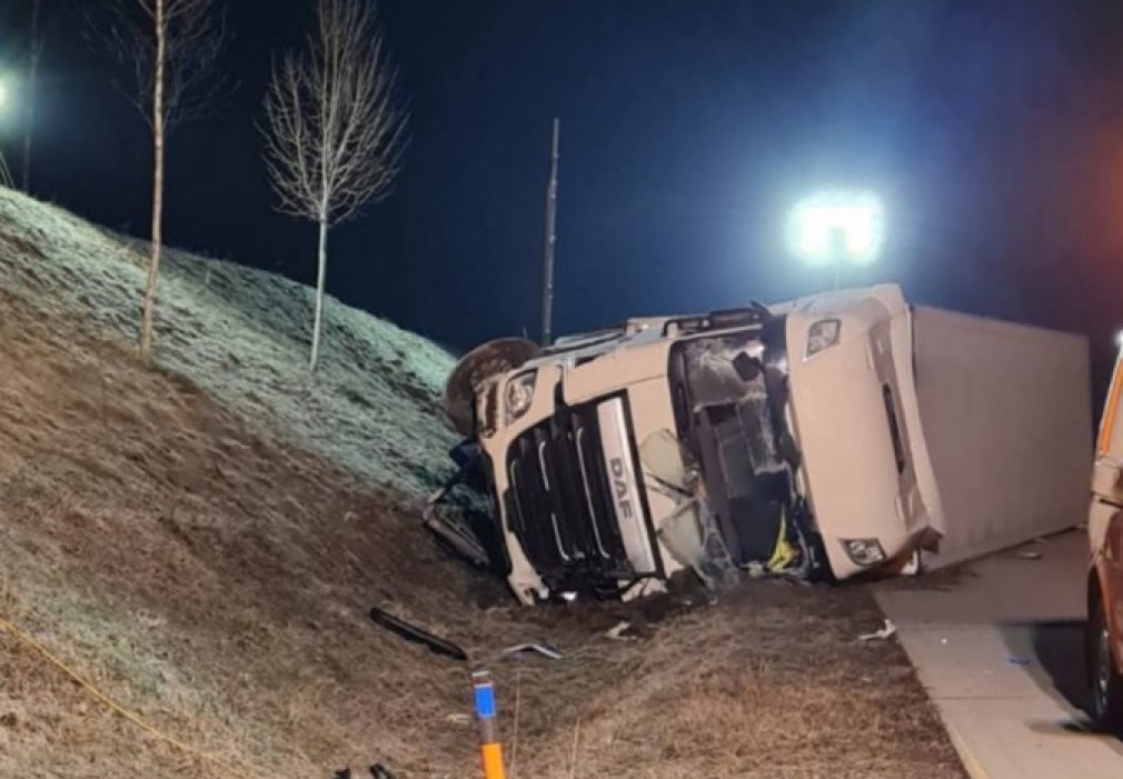 Șofer profesionist român, răsturnat cu un camion pe autostradă în Germania