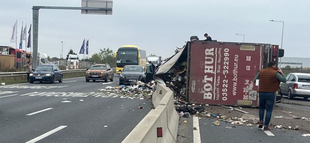 Un camion cu gunoi s-a răsturnat