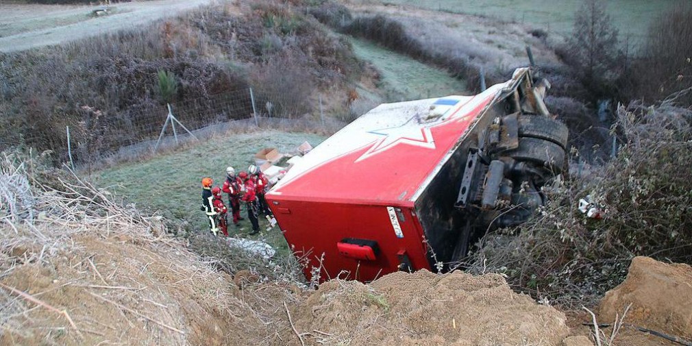 Un camion, condus de un român, a căzut într-o râpă în Franța. Au intervenit 20 de pompieri
