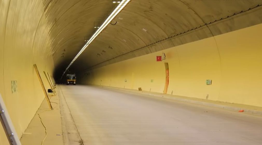 VIDEO Primul tunel forat de autostradă din România prinde contur