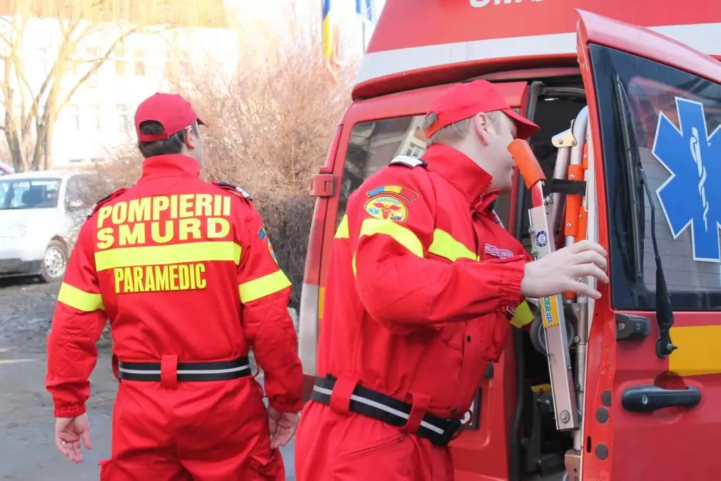 VIDEO. O femeie a ajuns la spital, după ce mașina ei a fost lovită de remorca unui camion