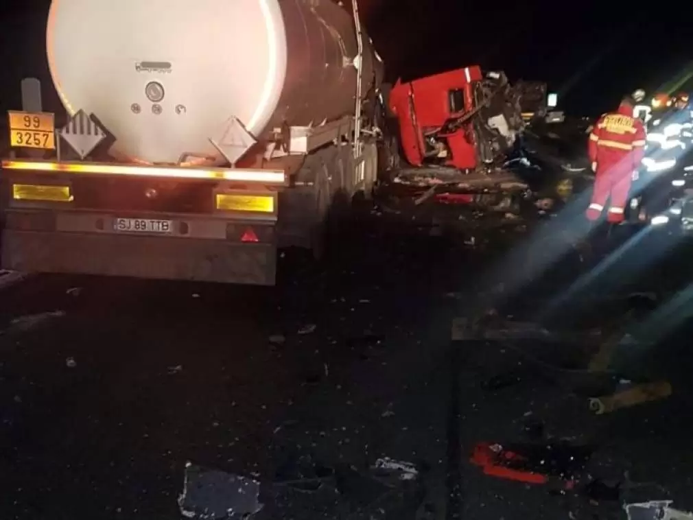 Accident cu un camion, o autocisternă și un autoturism