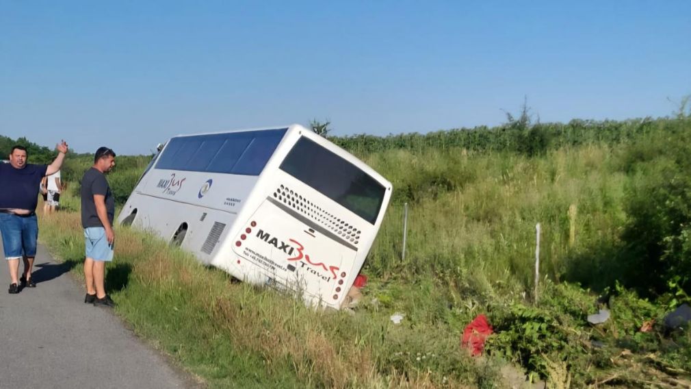 Autocar răsturnat: Un pasager a murit şi un copil, în stare gravă