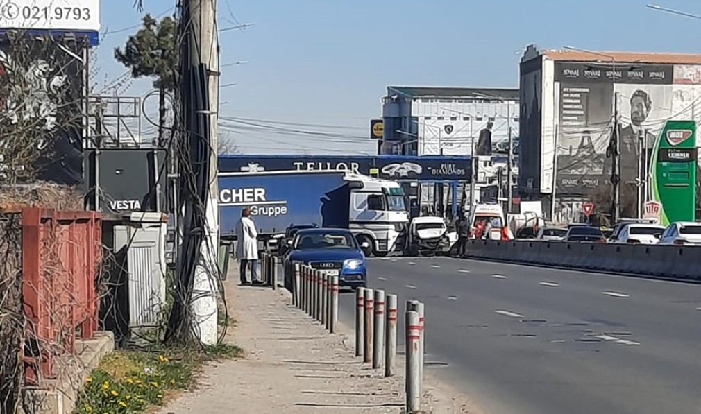 Traficul, pe DN1, la Otopeni, blocat după un accident cu un camion și două autoturisme