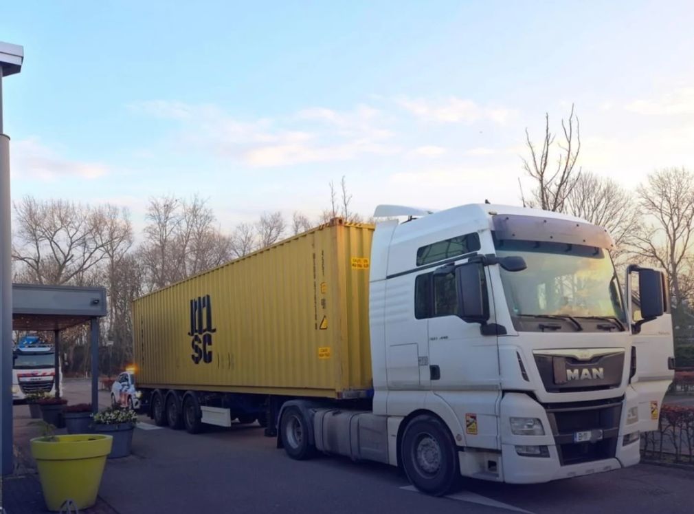 Un șofer român a „fugit” cu camionul luat în leasing. Poliția l-a găsit „praf”