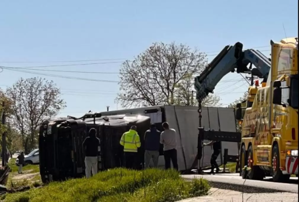 Un șofer a adormit la volan. Camionul a căzut pe o parte
