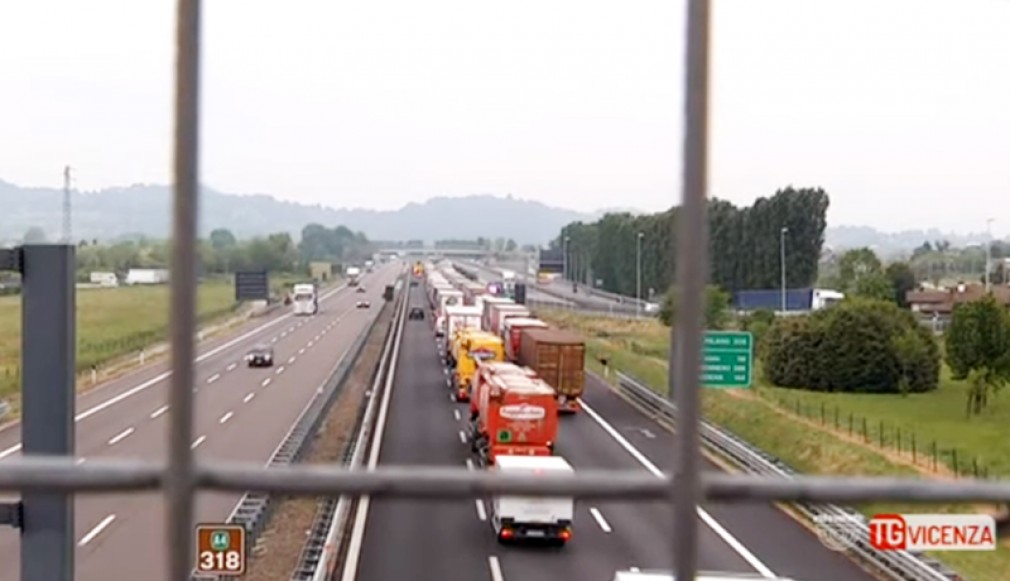VIDEO: Italia. Șofer profesionist român, în stare gravă după ce picioarele i-au fost zdrobite de propriul camion pe autostradă