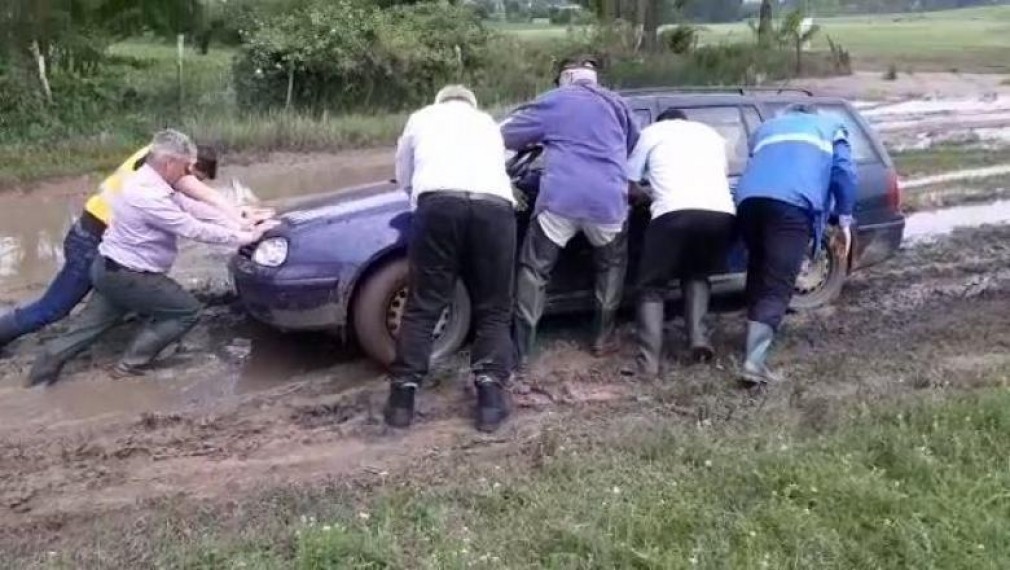 Mașina ministrului Apelor a rămas împotmolită în nămol
